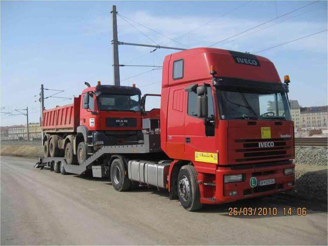 Iveco Sattelzugmaschine mit Tiefbettsattelauflieger & Seilwinde