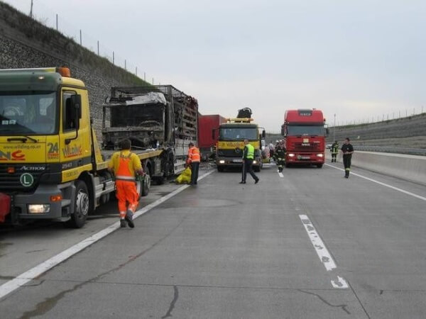 LKW-Bergung nach Brand